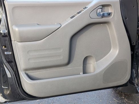 Used 2016 Nissan Frontier SV image 9