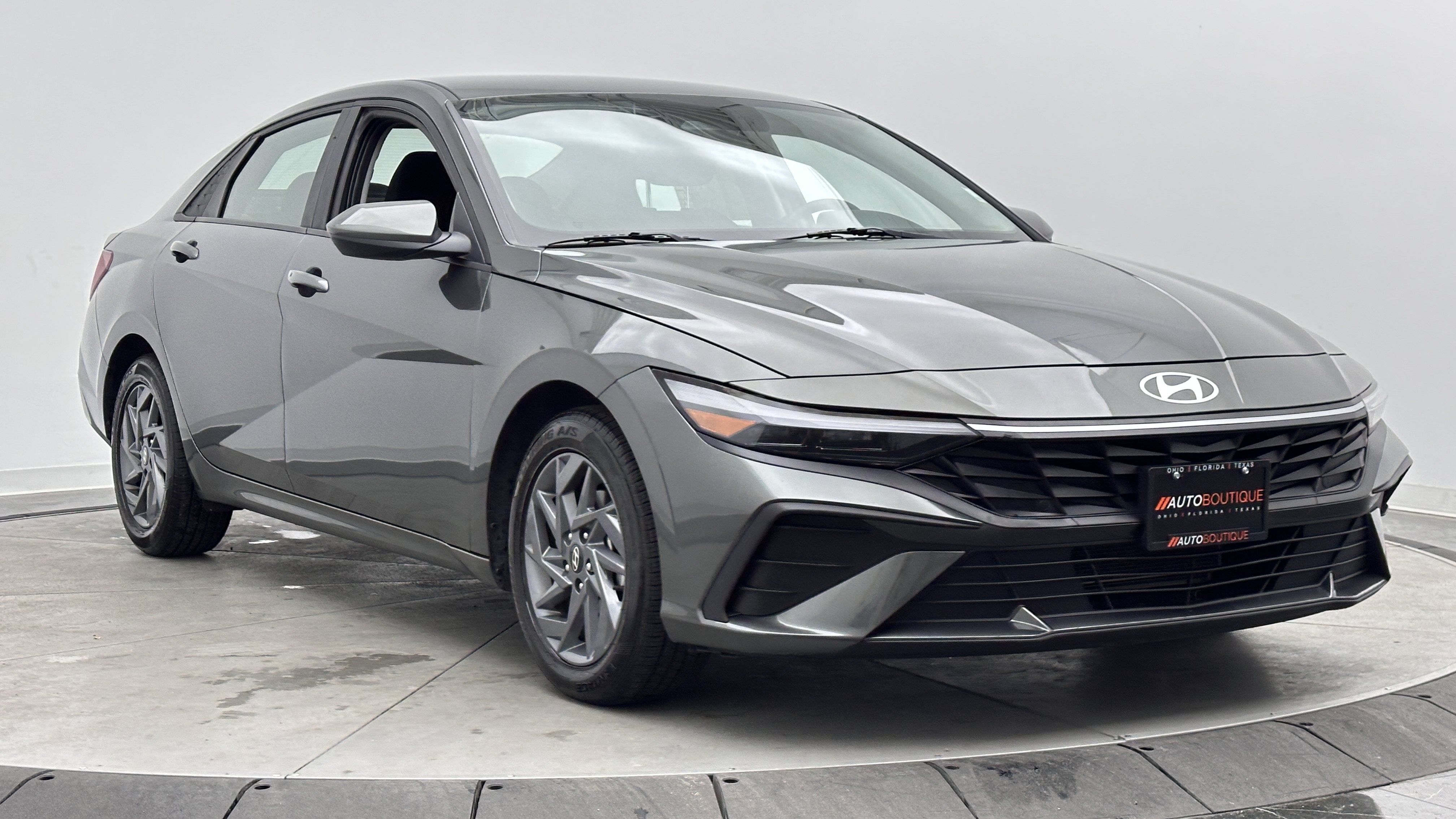 Used 2024 Hyundai Elantra SEL FWD image 3
