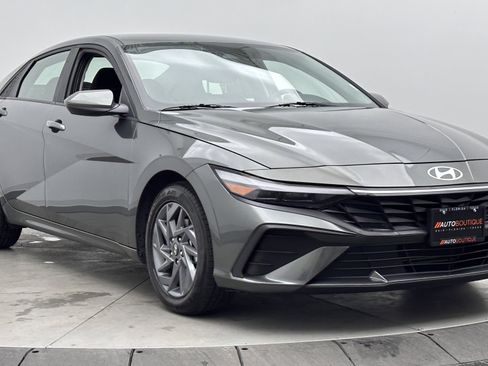 Used 2024 Hyundai Elantra SEL FWD image 3