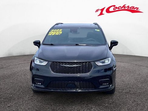 Used 2025 Chrysler Pacifica Limited FWD image 12
