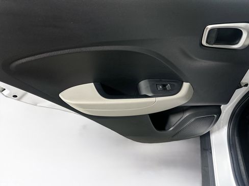 Used 2025 Hyundai Venue SEL FWD image 24
