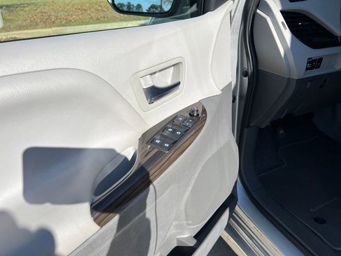 Used 2020 Toyota Sienna XLE image 12