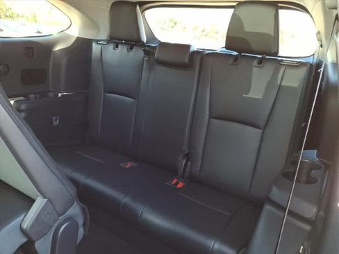 Used 2023 Toyota Highlander XLE image 10