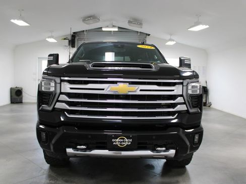 Used 2024 Chevrolet Silverado 2500 High Country w/ High Country Premium Package AWD/4WD image 3