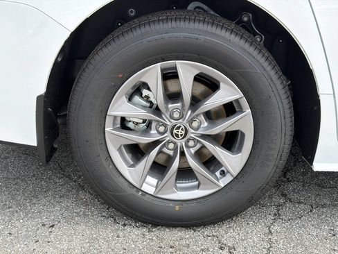 New 2026 Toyota Sienna LE FWD image 17