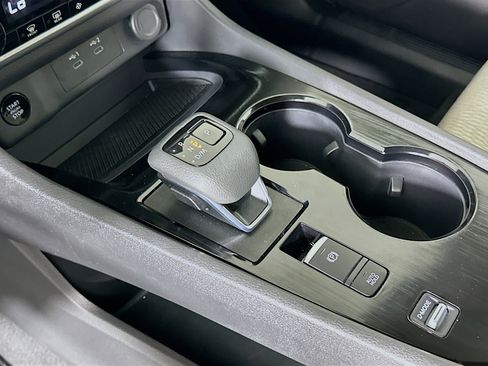 Used 2025 Nissan Rogue SV FWD image 24