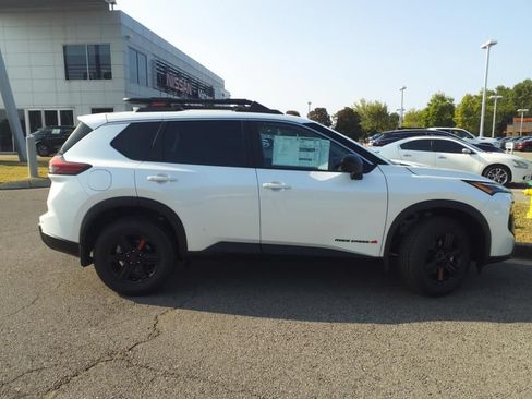 Certified 2025 Nissan Rogue SV AWD/4WD image 2