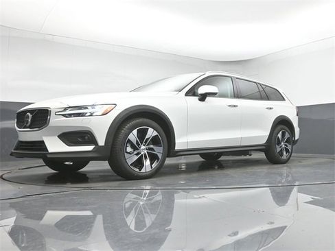 New 2026 Volvo V60 B5 Cross Country Plus w/ Protection Package Premier image 42