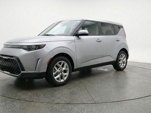Used 2025 Kia Soul LX w/ LX Technology Package FWD image 3