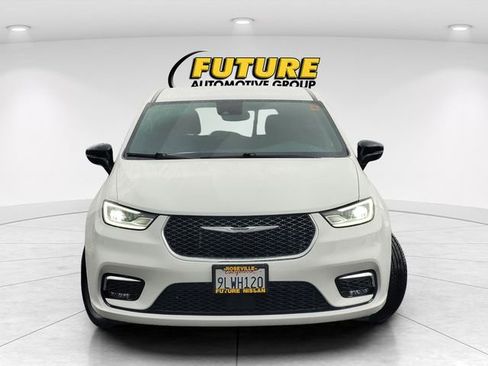 Used 2024 Chrysler Pacifica Touring image 2