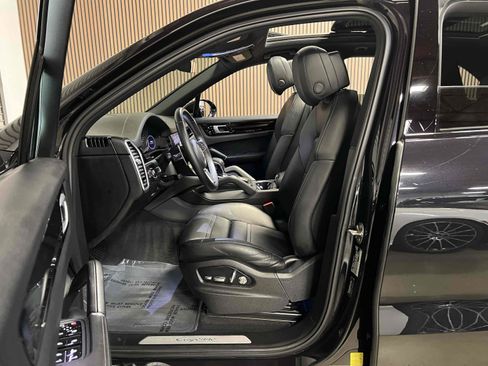 Used 2019 Porsche Cayenne w/ Premium Package AWD/4WD image 4