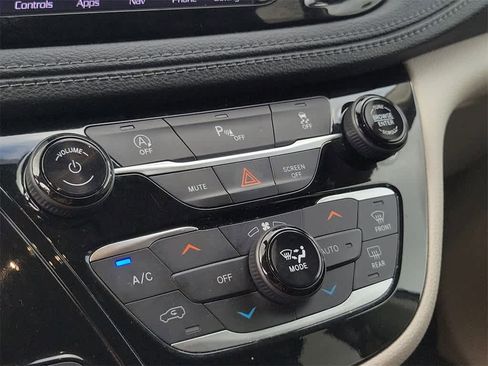 Used 2020 Chrysler Pacifica Limited image 29