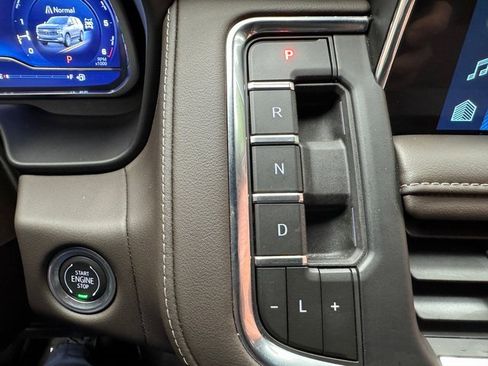 Used 2024 Chevrolet Suburban Z71 w/ Luxury Package image 21