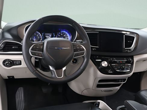 Used 2017 Chrysler Pacifica Touring-L FWD image 9