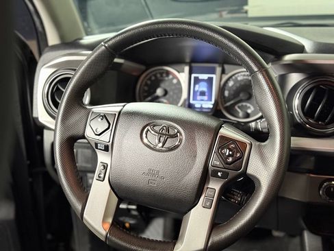 Used 2022 Toyota Tacoma SR5 AWD/4WD image 12