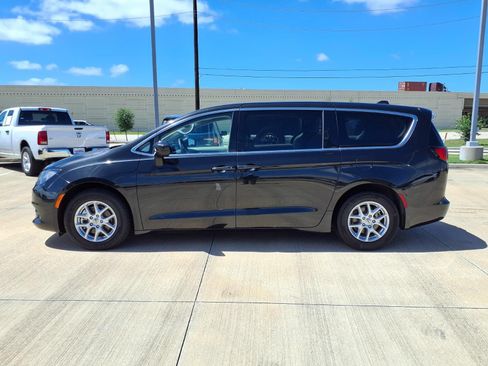 Used 2023 Chrysler Voyager LX FWD image 3