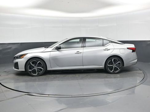 Used 2023 Nissan Altima 2.5 SR FWD image 7