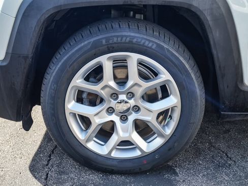 Used 2015 Jeep Renegade Latitude w/ Popular Equipment Group image 9