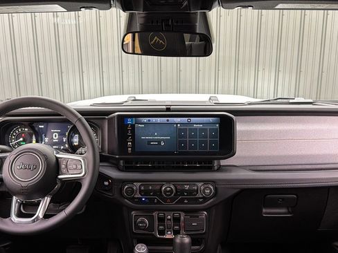 Used 2025 Jeep Wrangler Unlimited Sahara image 33