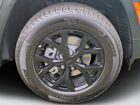 New 2025 Jeep Grand Cherokee Altitude image 9