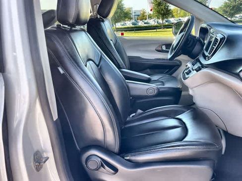 Used 2020 Chrysler Voyager LX FWD image 12