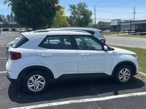 Used 2020 Hyundai Venue SEL FWD image 7