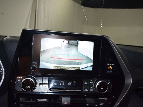 Used 2025 Toyota Highlander XLE FWD image 17