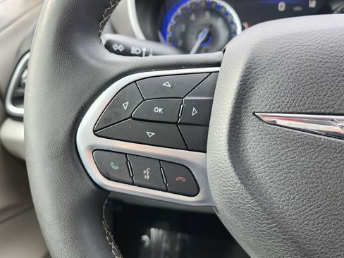 Used 2023 Chrysler Pacifica Touring-L image 33