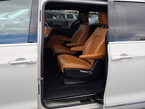 Used 2021 Chrysler Pacifica Pinnacle image 24