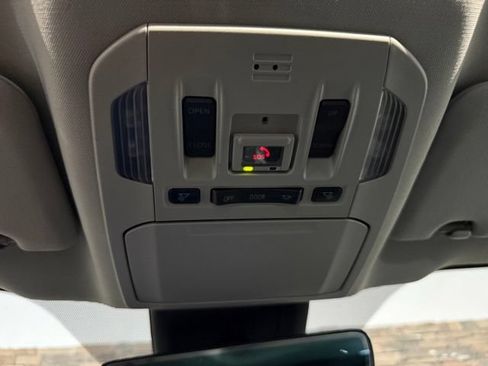 Used 2021 Toyota Highlander XLE AWD/4WD image 28