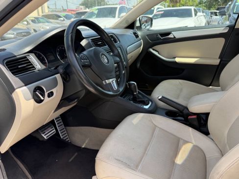 Used 2013 Volkswagen Jetta SE FWD image 25