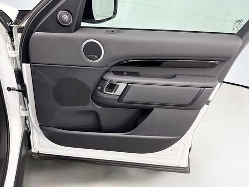 Certified 2025 Land Rover Discovery S image 24