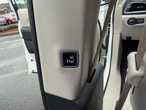 Used 2021 Chrysler Voyager Lxi image 18