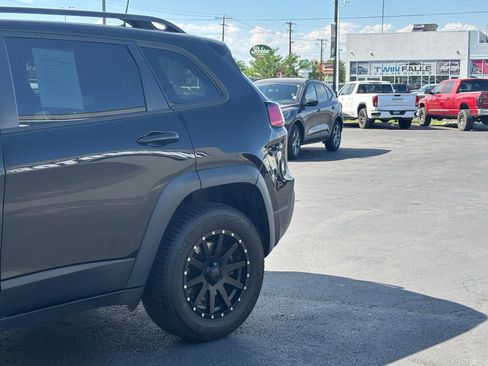 Used 2019 Jeep Cherokee Trailhawk AWD/4WD image 7