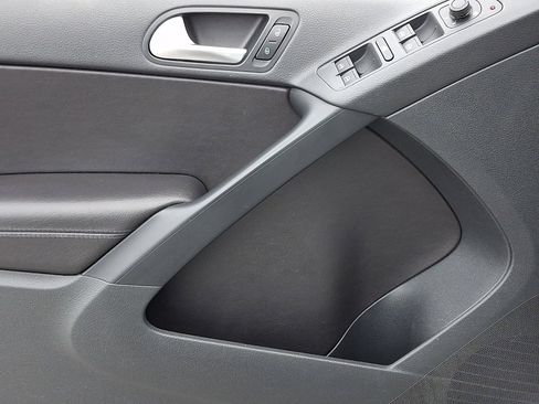 Used 2016 Volkswagen Tiguan S image 12