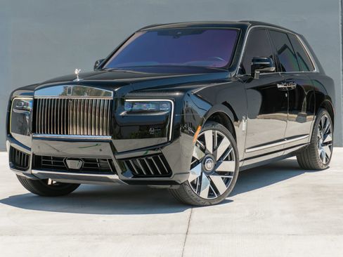 Used 2025 Rolls-Royce Cullinan AWD/4WD image 3