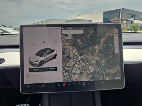 Used 2022 Tesla Model Y Long Range AWD/4WD image 25