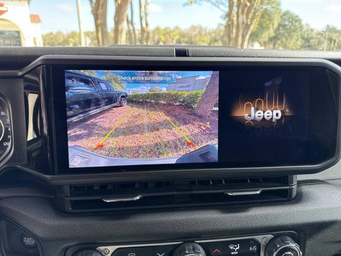 Used 2024 Jeep Gladiator Sport image 27