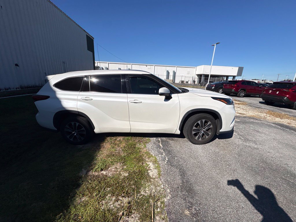 Used 2021 Toyota Highlander XLE FWD image 14