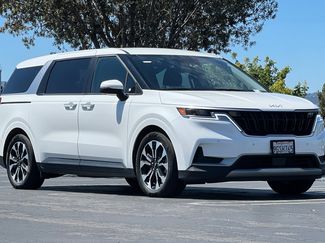 Used 2024 Kia Carnival EX image 1