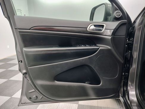 Used 2019 Jeep Grand Cherokee Laredo image 18