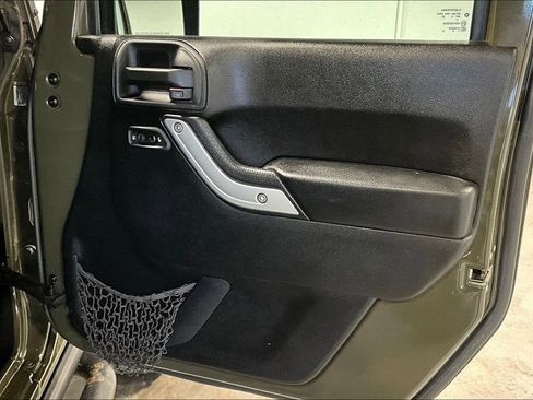 Used 2016 Jeep Wrangler Unlimited Rubicon w/ Connectivity Group image 23