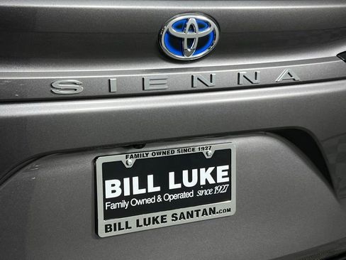 Used 2023 Toyota Sienna Limited image 19
