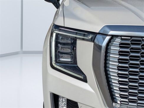 Used 2021 GMC Yukon XL Denali w/ Denali Premium Package image 9