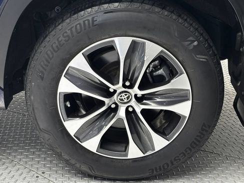Used 2023 Toyota Highlander XLE AWD/4WD image 6