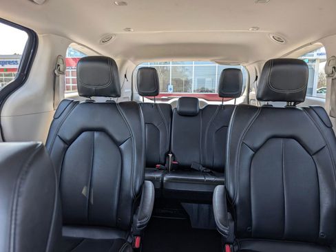 Used 2023 Chrysler Pacifica Touring-L image 24