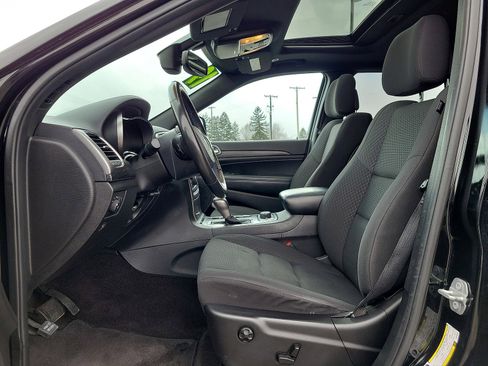 Used 2019 Jeep Grand Cherokee Laredo AWD/4WD image 11