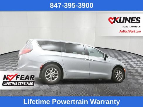 Used 2024 Chrysler Pacifica Touring-L image 17