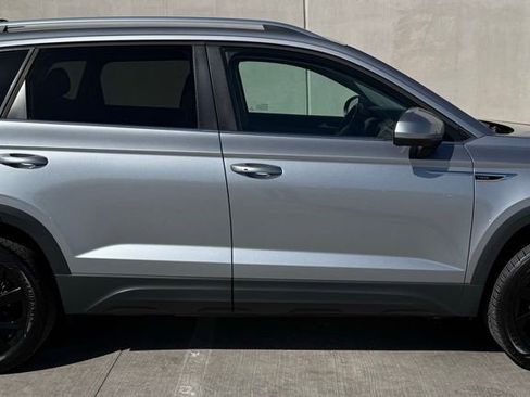 Used 2024 Volkswagen Taos SE image 3