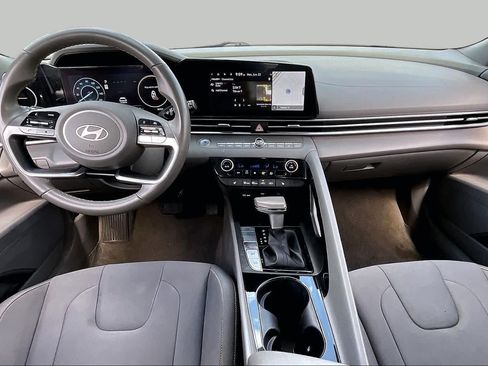Used 2025 Hyundai Elantra SEL FWD image 13